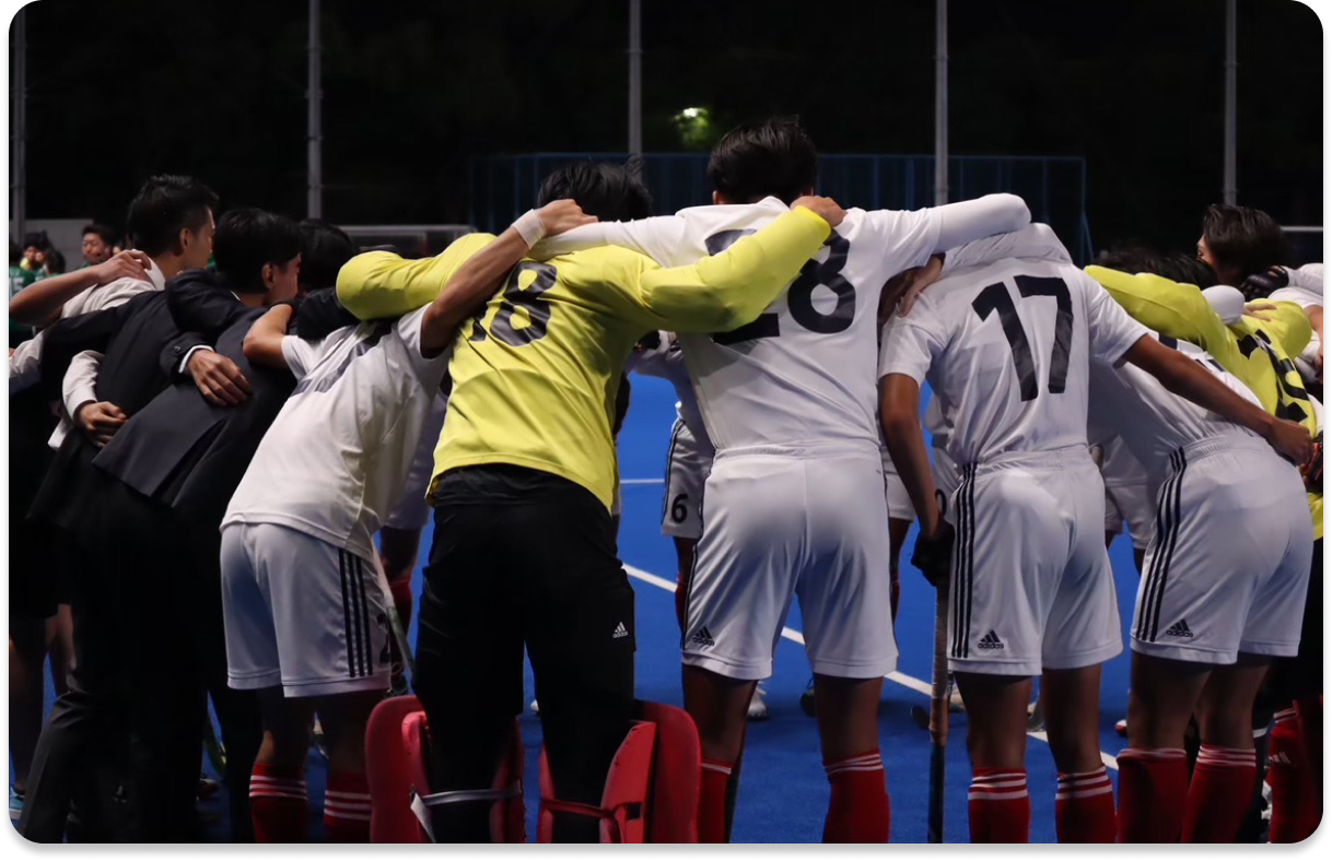 メンバーが団結している写真